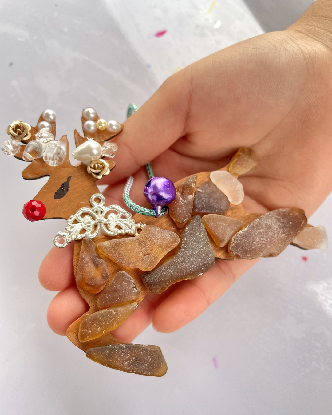 シーグラスを貼り付けたトナカイのクリスマスオーナメント