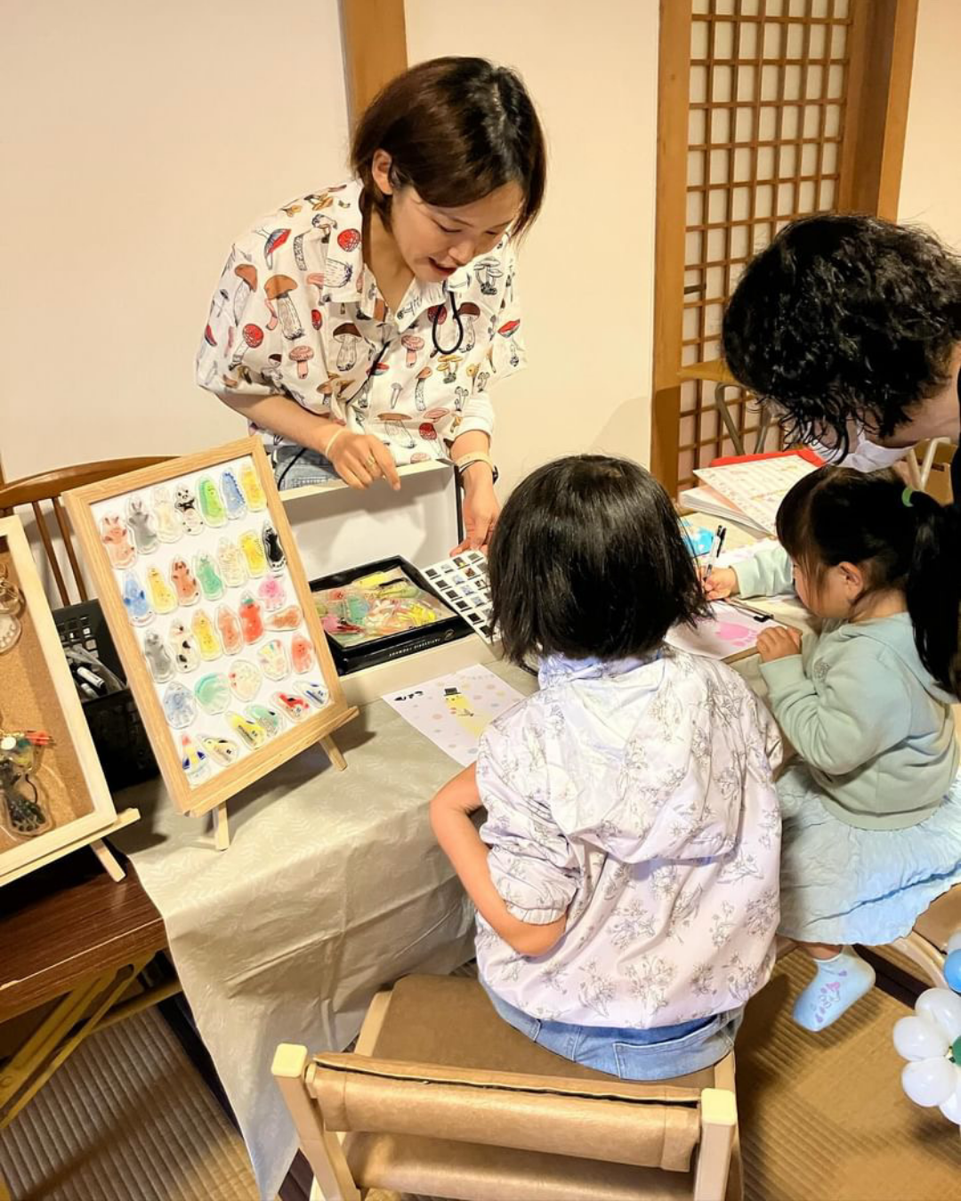 親子で手形足形アートを楽しむワークショップの様子