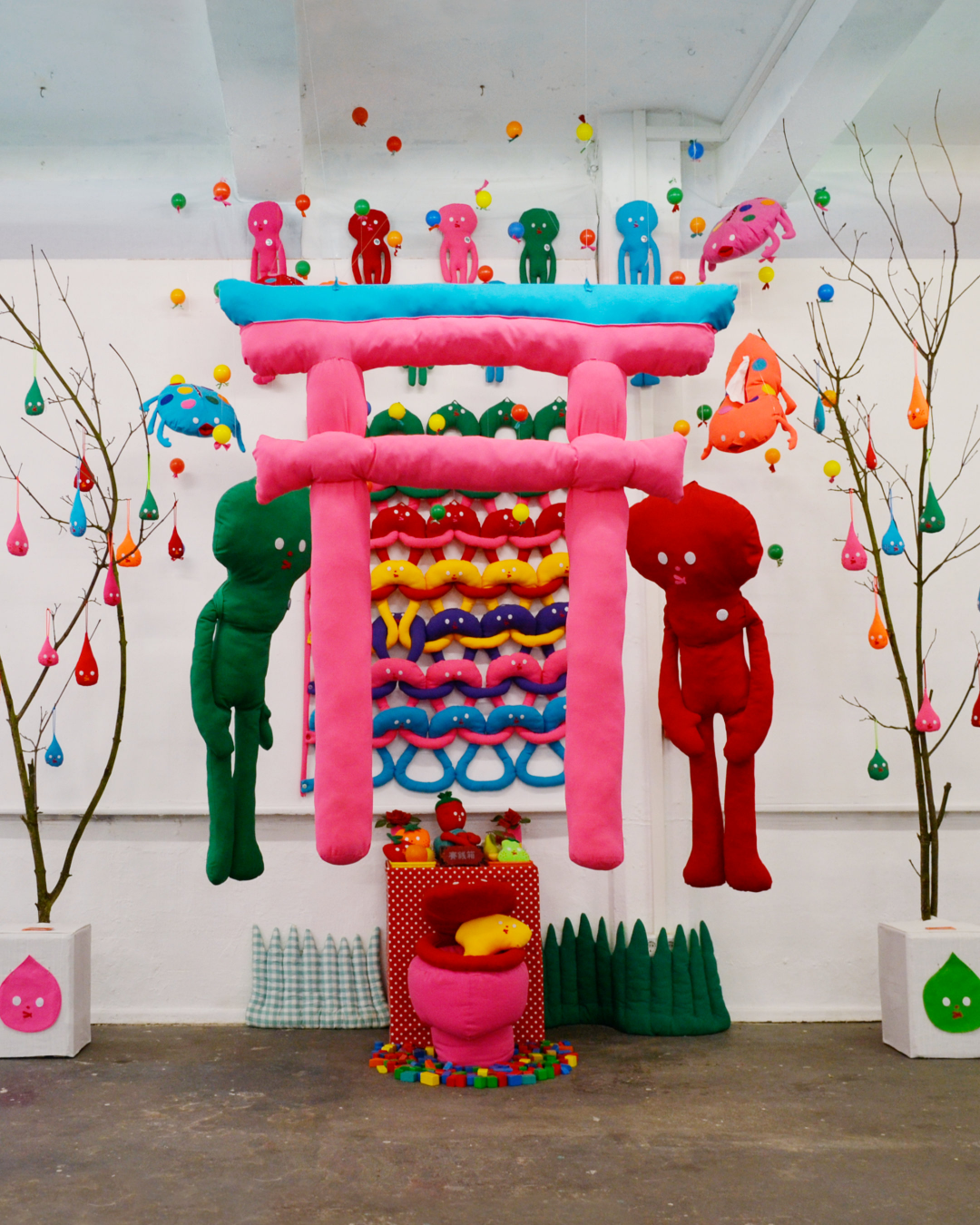 色鮮やかな布の人形や鳥居を組み合わせたSHOXXXの立体作品