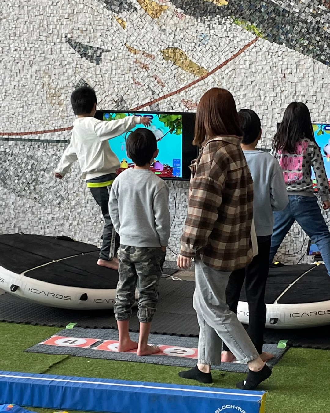 ICAROS体幹ゲームを体験する子どもたち